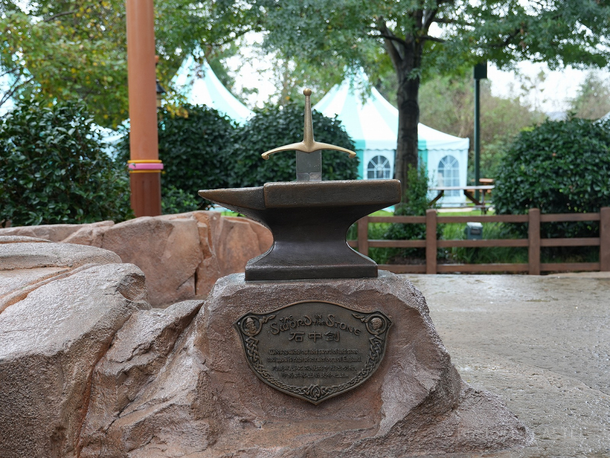 上海ディズニーランドにある王様の剣のモニュメント| キャステル