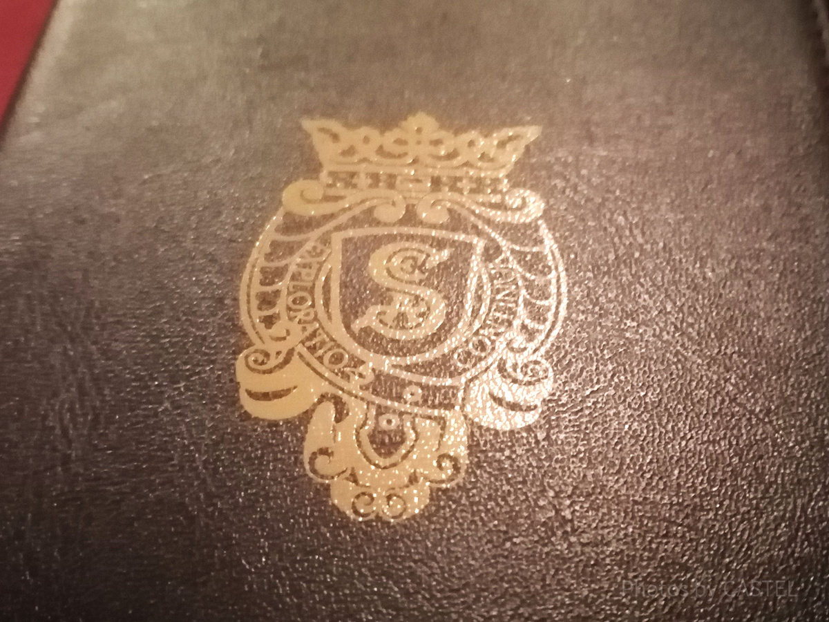 マゼランズ：メニュー伝票には秘密組織S.E.Aの紋章が！| キャステル