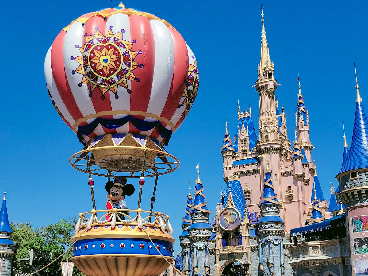 “DISNEY Magic Kingdom ディズニーマジックキングダム　ラグ マジックキングダム| キャステル | CASTEL ディズニー情報