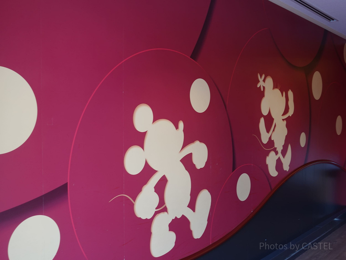 ミッキーとミニーの影