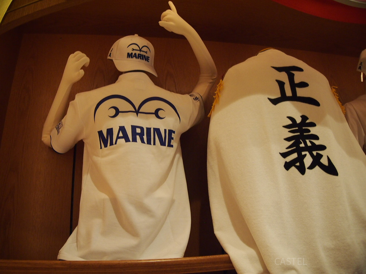 海軍ポロシャツ（左）
