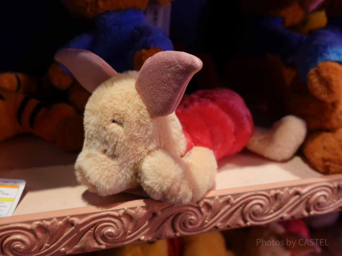 ピグレットの寝顔ぬいぐるみ| キャステル | CASTEL ディズニー情報