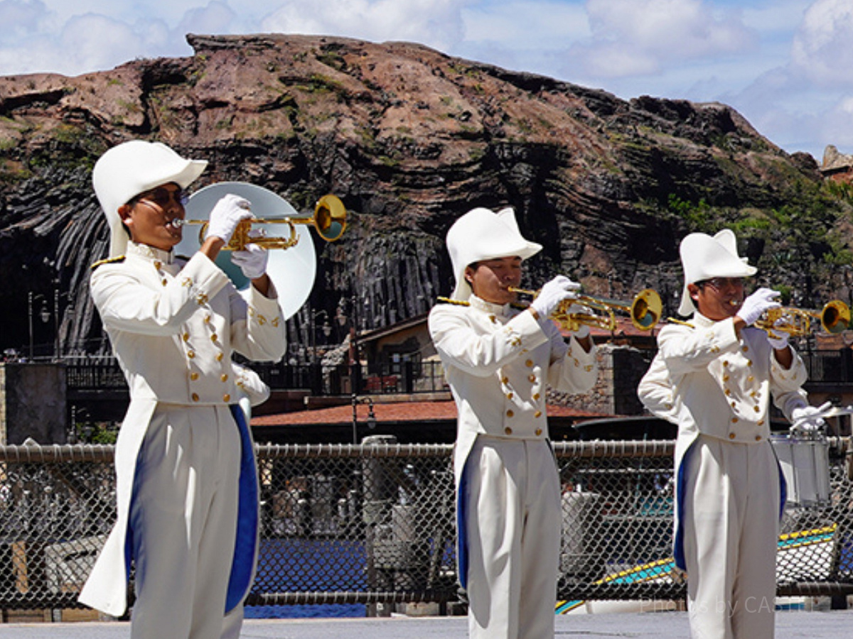 力強い演奏と距離の近いパフォーマンスが大人気！