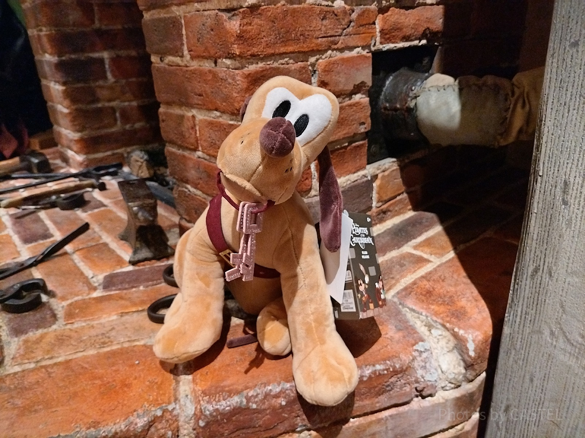 上海ディズニー パイレーツオブカリビアン ぬいぐるみ プルート 鍵 犬 上海ディズニーカリブの海賊グッズ:牢獄の野犬風プルートの