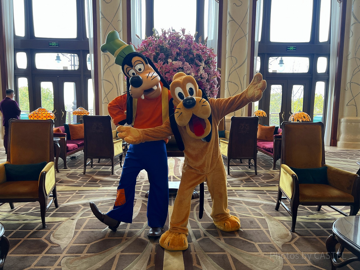 上海ディズニーランドホテル：ロビーでグーフィーやプルートなどがグリーティングをしていることも