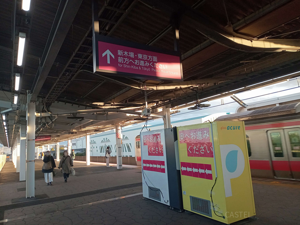 分散乗車を促す舞浜駅ホームの看板