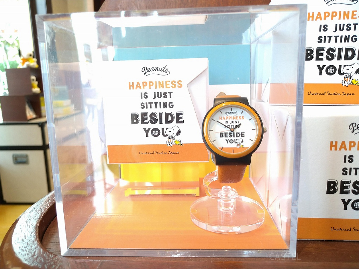 スヌーピーのオレンジフレーム腕時計