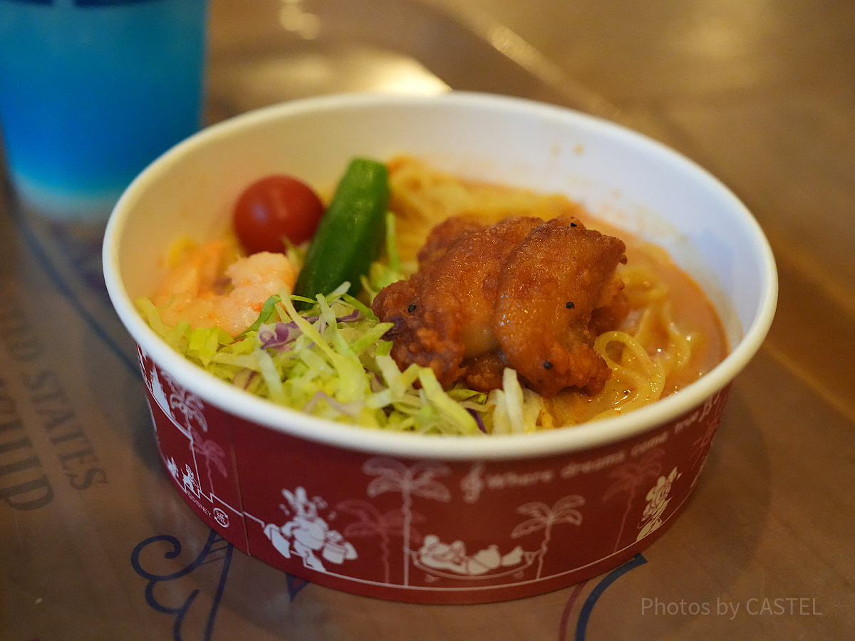 スパイシーチキンとエビのサラダヌードル