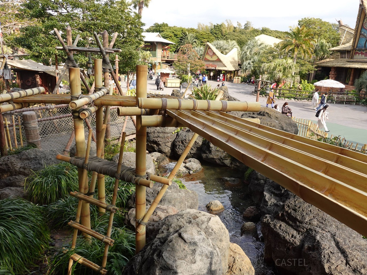 スイスファミリー・ツリーハウス：竹製の水路
