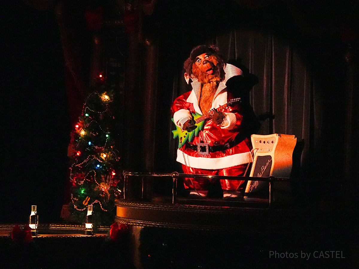 クマたちが冬らしい衣装を着て登場！