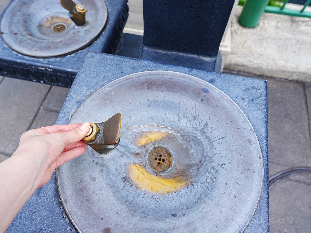 ボタンを押すと、水が斜め上方向に出ます