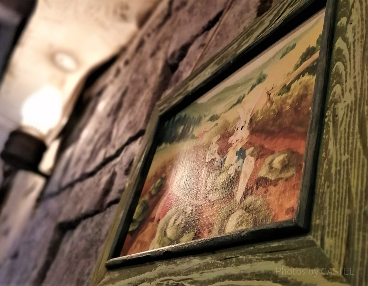 グランマ・サラのキッチンにある「うさぎどん」の絵