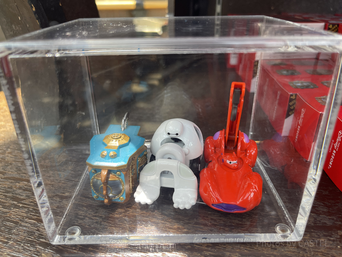 トミカ（写真中央）