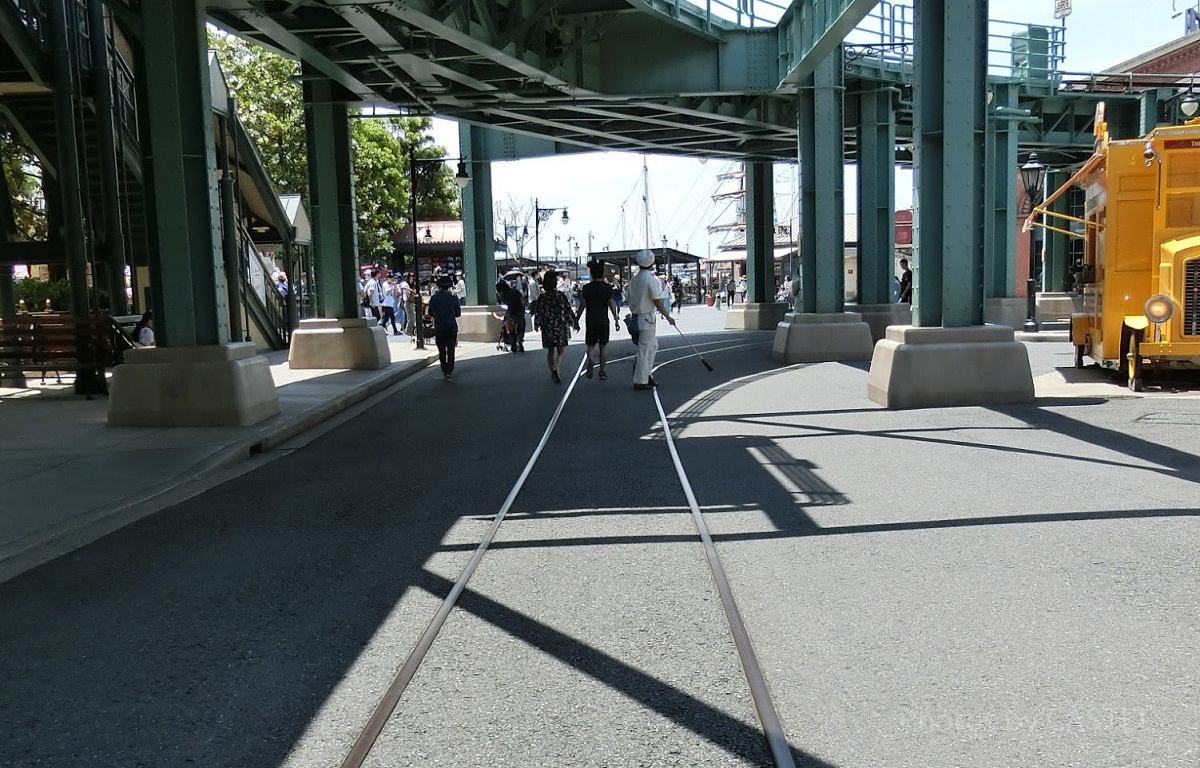 アメリカンウォーターフロント駅の前の線路