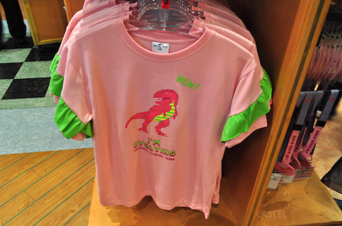 ユニバの新恐竜グッズ「ジュラシック・パーク  I’M EVOLVING」Tシャツ（ピンク）