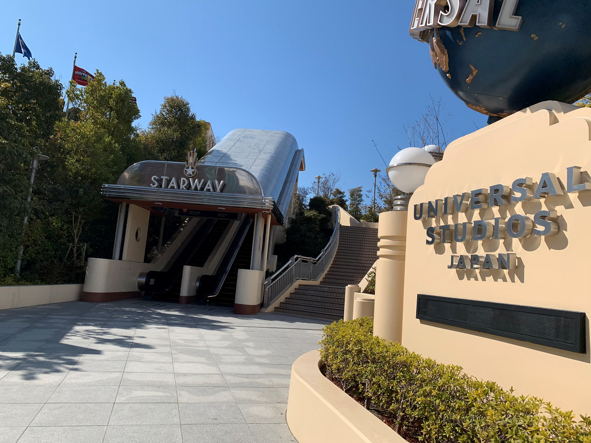 駐車場側への迂回ルートのエスカレーター