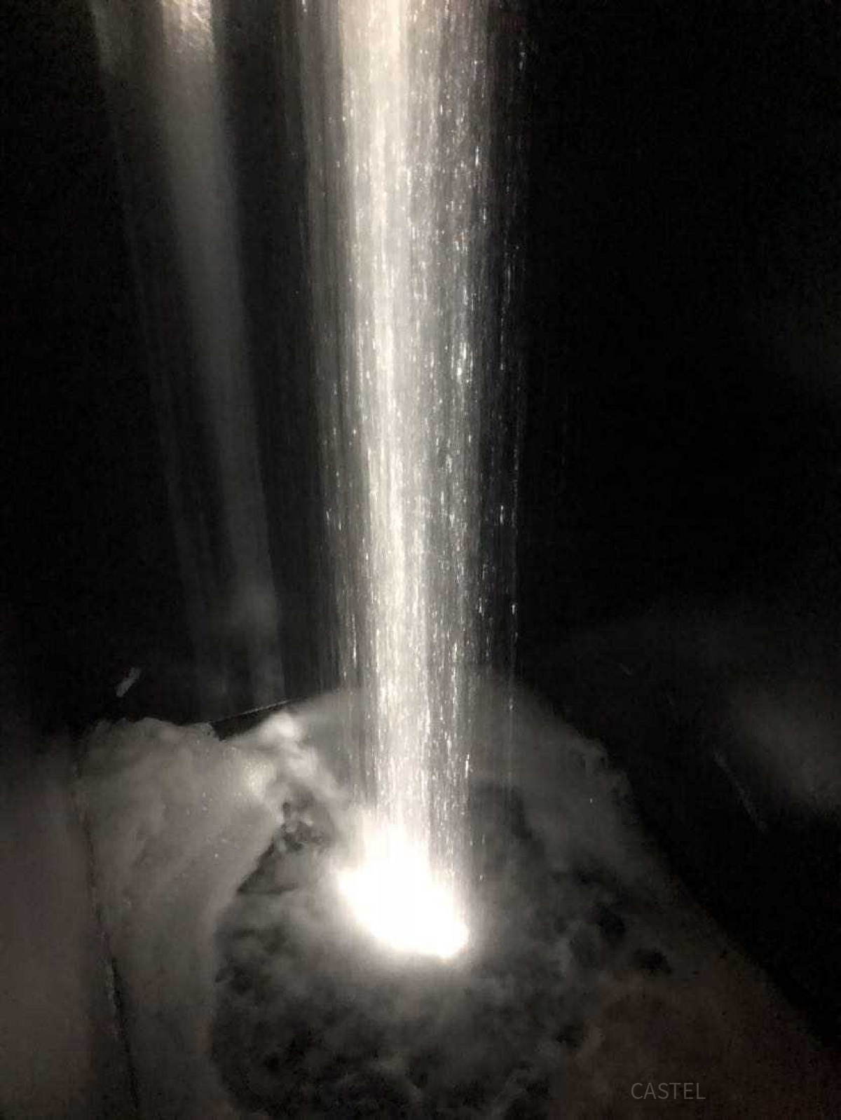坂の上にある光の滝