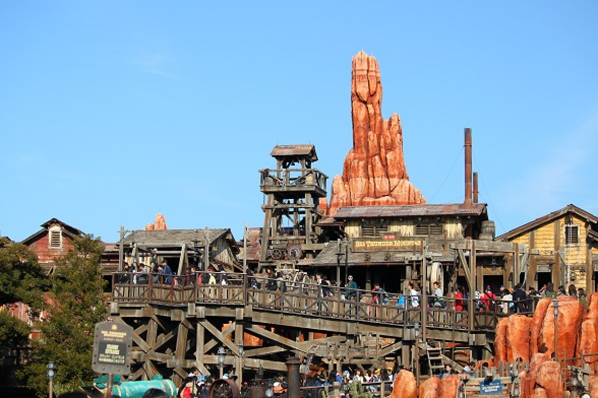 東京ディズニーランド 限定　ジグソーパズル　廃盤　ウエスタンランド　タウンホール 東京ディズニーランドのウエスタンランド| キャステル | CASTEL
