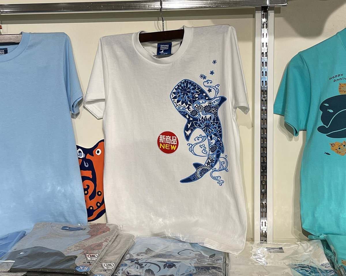 美ら海水族館のジンベエザメに浪花文様Tシャツ