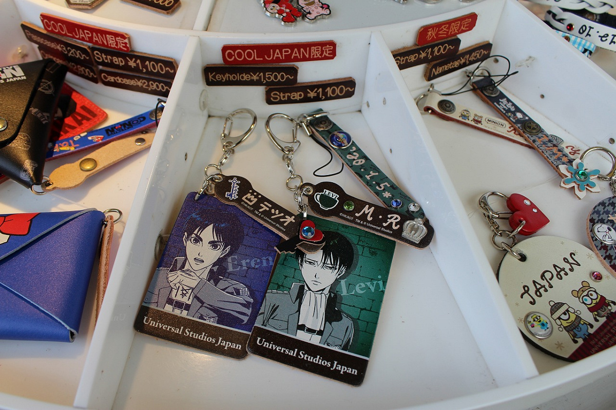 進撃の巨人 レザーキーホルダー 手前 とストラップ 奥 キャステル Castel ディズニー情報 進撃の巨人 レザーキーホルダー 手前 とストラップ 奥 キャステル Castel ディズニー情報