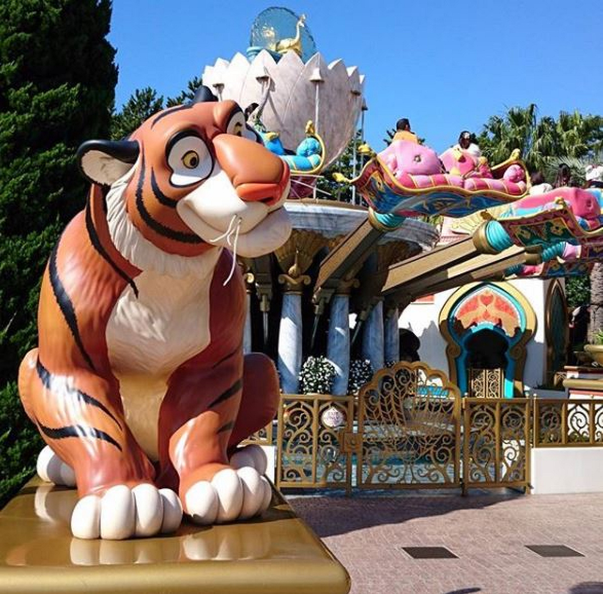 大きなラジャーがお出迎え キャステル Castel ディズニー情報