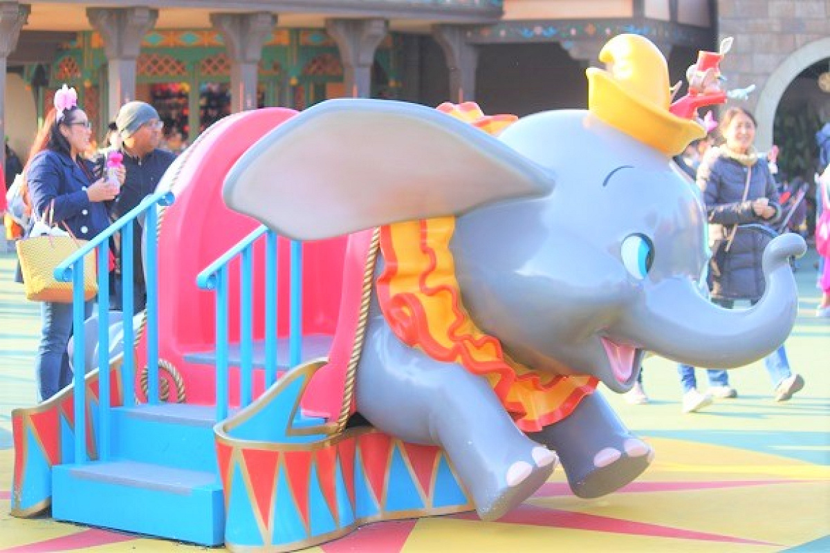 ファンタジーランドの空飛ぶダンボ キャステル CASTEL ディズニー情報