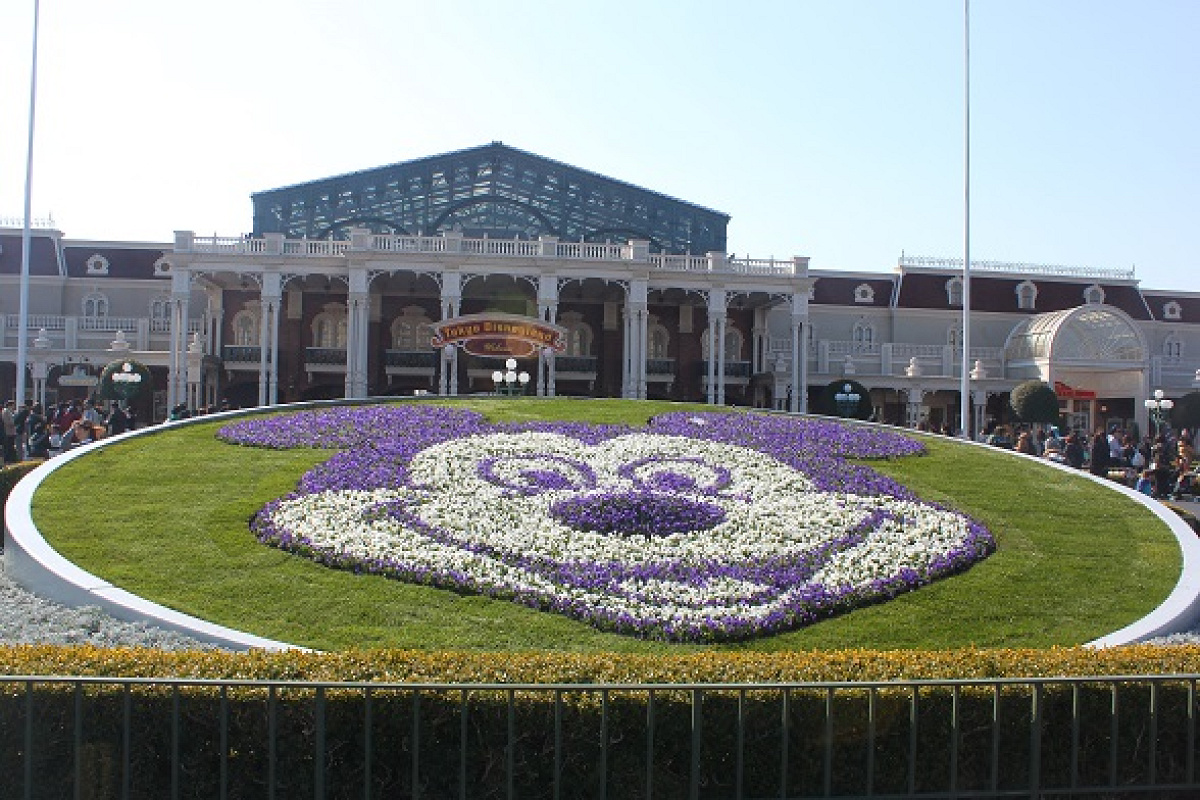 東京ディズニーランドエントランスの花壇 キャステル Castel ディズニー情報