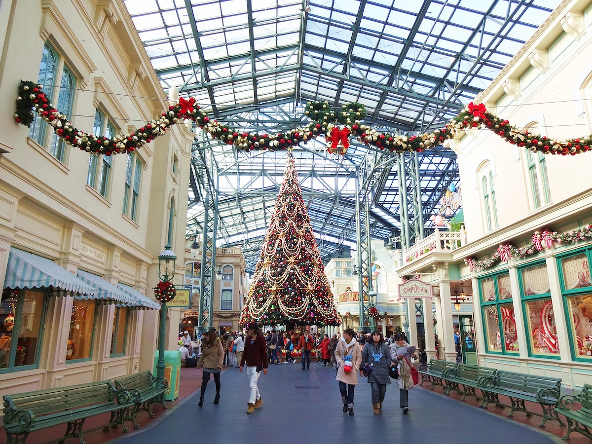 ワールドバザールのクリスマスツリー キャステル CASTEL ディズニー情報