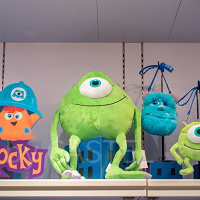 【2025】モンスターズ・インクグッズ全74種まとめ!マイク&サリーのかわいいお土産!