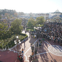 【最新】ディズニー開園待ち徹底ガイド!早まる開園時間!何時から並ぶべき?混雑状況や入園の流れを解説!