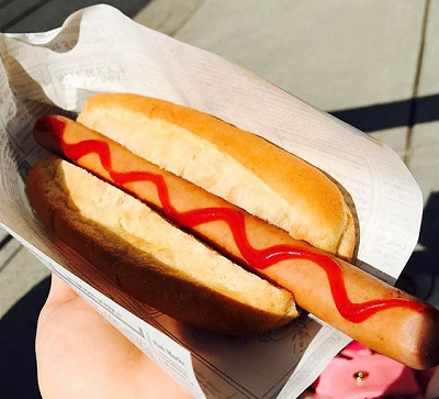 パンからはみ出るほど大きいソーセージが大人気！