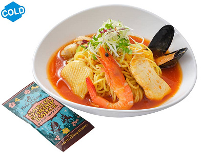 シーフードの冷やし麺（トマト＆サフラン）、ガーリックシュリンプソース付き