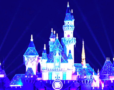 60周年の飾りつけがされたお城。70周年もいくからねー！