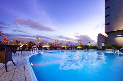 海外のリゾート気分を味わえるナイトプール