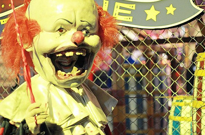 頭の大きな個性的なピエロゾンビも登場(2018年)/USJ