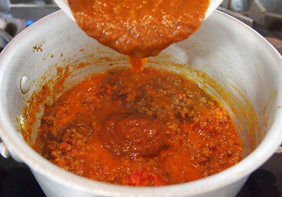 デミグラスソースを加え、さらに10分程度煮込む