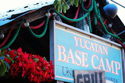 考古学者たちが食事目当てにくるようになってグリルの文字をつけたした看板