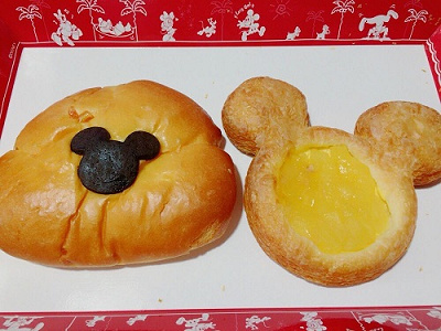 クリームパン（左270円）アップルカスタードデニッシュ（右330円）