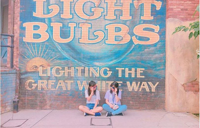 あぐらはもはや定番ポーズ？！