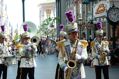 エントランスでゲストを迎えてくれるディズニーランドバンド