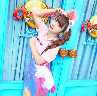 オーロラ色のミニスカでフラッフィコーデ