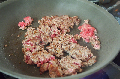 フライパンで牛ひき肉を炒める