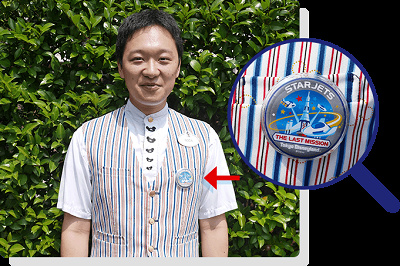 バッジをしているキャストさんからステッカーをもらおう！