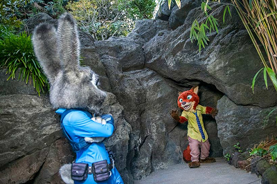 グリーティングはマスク着用＆キャラクターと距離を保った上で行う