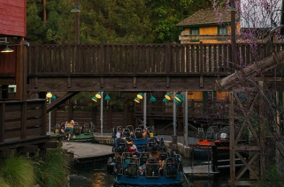 こんな感じのカントリーな建物から出発します。この後はビショ濡れです!