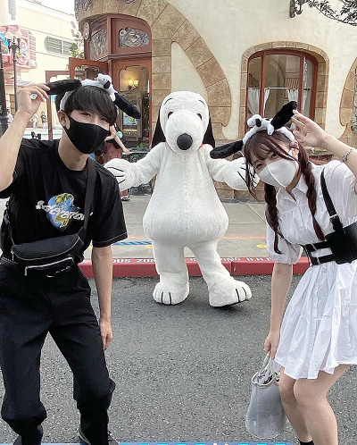 シンプルだけどスヌーピーと合わせるだけで一気にキュートに!人を選ばないコーデです。