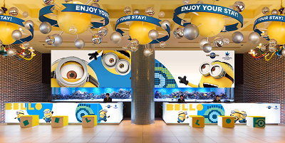 「ミニオン・ ビッグ・ ベロー・ デコレーション」が施されたロビー