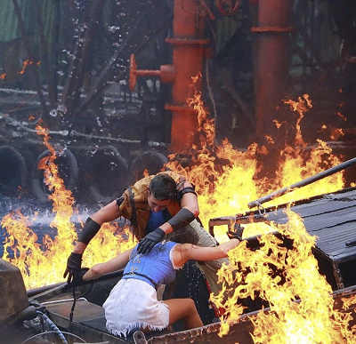 炎の中に突っ込むマリナーとヘレン