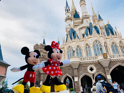ミッキーとミニーがお散歩中?