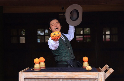 カップ&ボールを披露するミシシッピ・マイク（ハロウィーンバージョン）